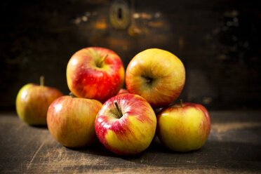 Organic apples on wooden table - MAEF008073