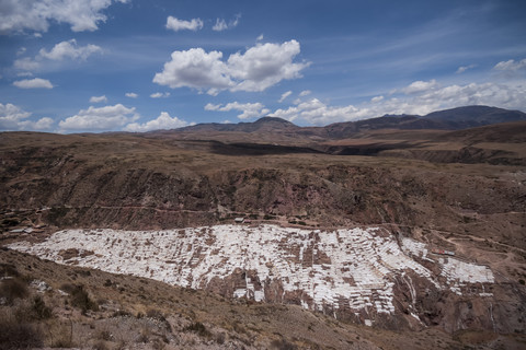 Peru, Maras, Berglandschaft mit Salzterrassen, lizenzfreies Stockfoto