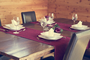 Festive laid table for four persons - SARF000302