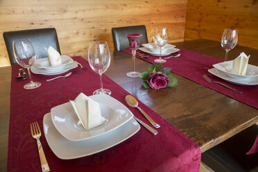 Festive laid table for four persons - SARF000300