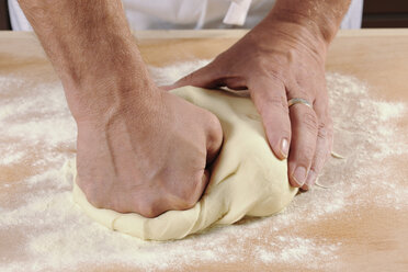 Hände eines Mannes kneten Nudelteig für hausgemachte Tortelloni - IPF000075