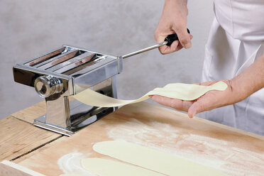 Man using pasta machine for home-made tortelloni - IPF000077