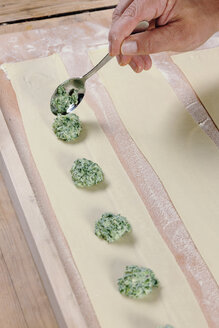 Spinat-Ricotta-Füllung auf den Nudelteig für selbstgemachte Tortelloni streichen - IPF000079