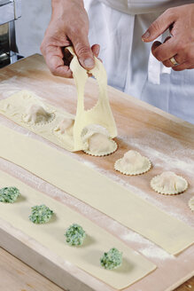 Herstellung von hausgemachten Tortelloni, Nahaufnahme - IPF000089