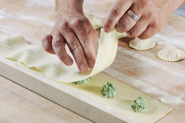 Herstellung von hausgemachten Tortelloni mit Spinat-Ricotta-Füllung, Nahaufnahme - IPF000090
