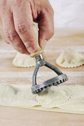 Producing homemade tortelloni, close-up - IPF000083