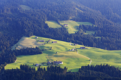 Österreich, Tirol, Kitzbüheler Alpen, Blick von der Hohen Salve ins Brixental, Streusiedlung Grubenberg - SIEF005131