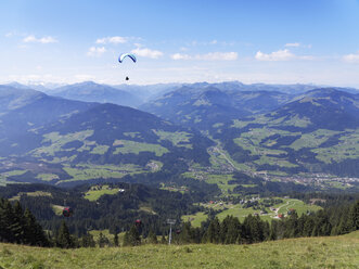 Österreich, Tirol, Kitzbüheler Alpen, Blick von der Hohen Salve ins Brixental mit Hopfgarten, Gleitschirm - SIEF005133
