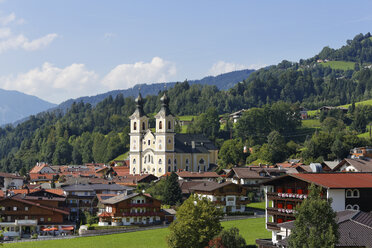 Österreich, Tirol, Kitzbüheler Alpen, Brixental, Hopfgarten mit Pfarrkirche - SIEF005137