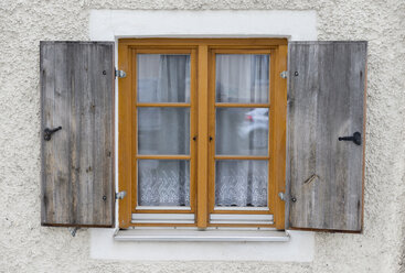 Window with old shutters - HLF000421