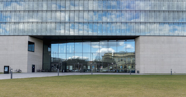Deutschland, Bayern, München, Fassade mit Eingang des Museums für Ägyptische Kunst - HLF000423