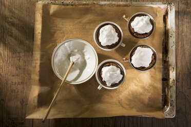 Mokka-Mandel-Törtchen mit Eischnee-Häubchen auf dem Backblech - CSTF000107