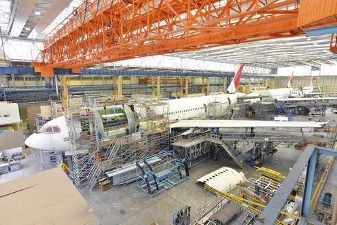 Flugzeugbau in einem Hangar - SCH000015