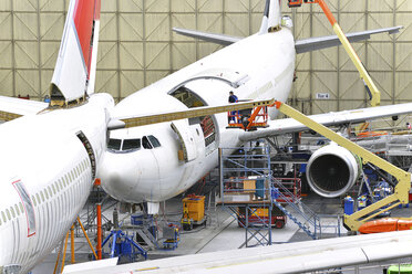 Flugzeugbau in einem Hangar - SCH000078