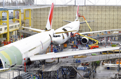 Flugzeugbau in einem Hangar - SCH000019