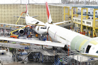 Flugzeugbau in einem Hangar - SCH000020