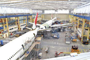 Flugzeugbau in einem Hangar - SCH000021
