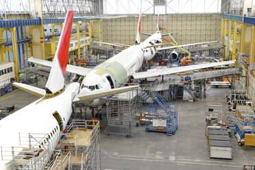 Flugzeugbau in einem Hangar - SCH000022