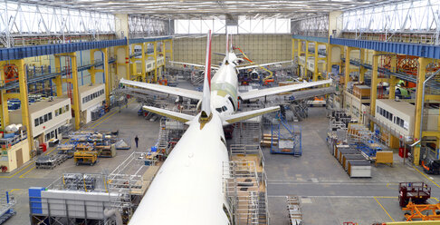 Flugzeugbau in einem Hangar - SCH000023