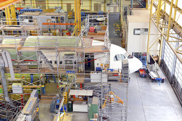 Flugzeugbau in einem Hangar - SCH000079