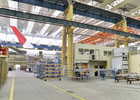 Flugzeugbau in einem Hangar - SCH000025