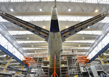 Flugzeugbau in einem Hangar - SCH000027