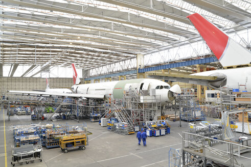 Airplane construction in a hangar - SCH000030