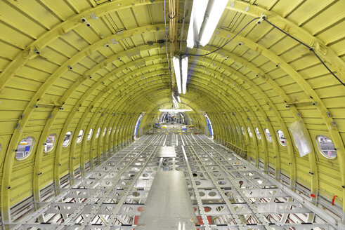 Das Innere eines unfertigen Flugzeugs in einem Hangar - SCH000031