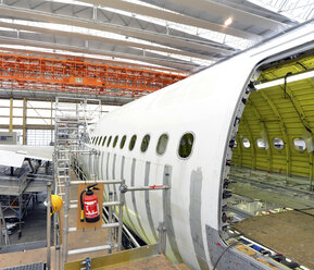 Flugzeugbau in einem Hangar - SCH000032