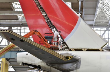 Airplane construction in a hangar - SCH000033