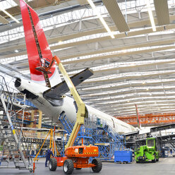 Flugzeugbau in einem Hangar - SCH000034