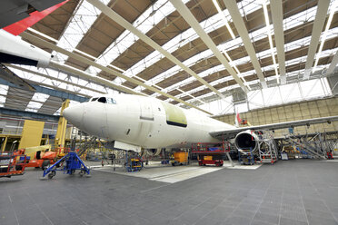 Flugzeugbau in einem Hangar - SCH000035