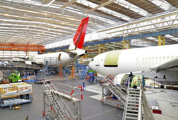 Flugzeugbau in einem Hangar - SCH000037