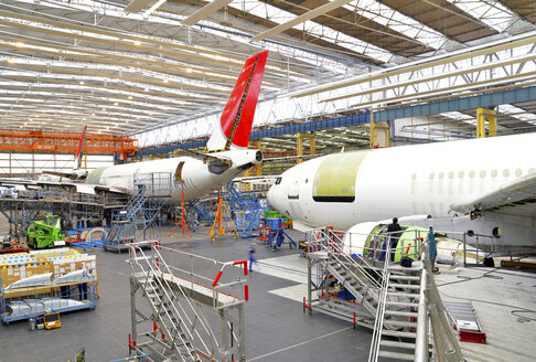 Flugzeugbau in einem Hangar - SCH000037