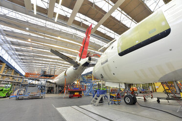 Flugzeugbau in einem Hangar - SCH000014