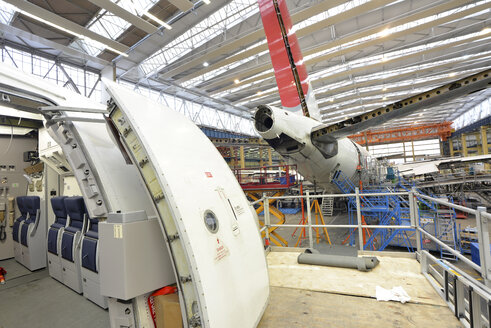 Flugzeugbau in einem Hangar - SCH000011