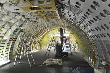 Flugzeugbau in einem Hangar - SCH000010