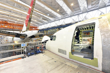 Flugzeugbau in einem Hangar - SCH000038