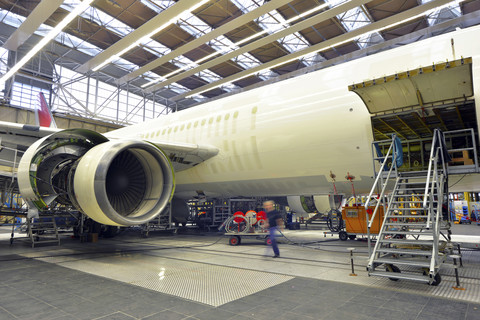 Flugzeugbau in einem Hangar, lizenzfreies Stockfoto