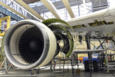 Triebwerk eines unvollendeten Flugzeugs in einem Hangar - SCH000008