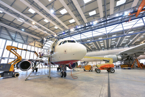 Flugzeugbau in einem Hangar - SCH000007