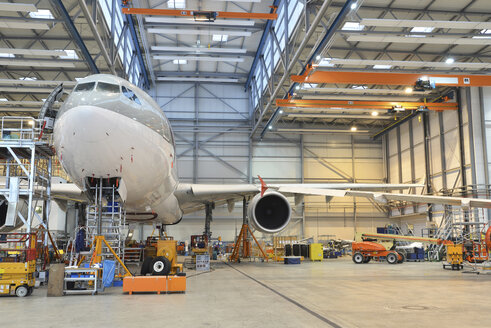 Flugzeugbau in einem Hangar - SCH000006