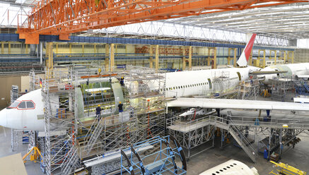 Flugzeugbau in einem Hangar - SCH000005