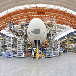 Flugzeugbau in einem Hangar - SCH000004