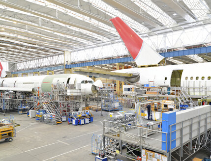 Flugzeugbau in einem Hangar - SCH000002