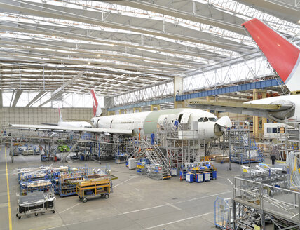 Flugzeugbau in einem Hangar - SCH000001