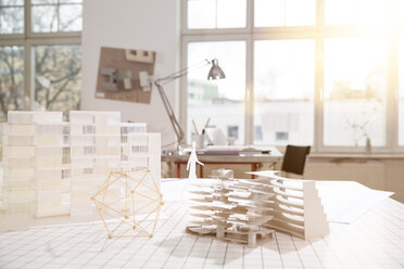 Schreibtisch mit Architekturmodell im Architekturbüro - FKF000418