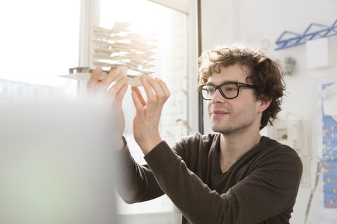 Porträt eines jungen Architekten vor einem Architekturmodell, lizenzfreies Stockfoto