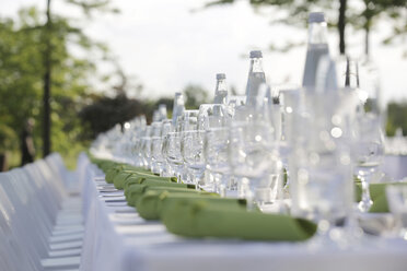 Festlich gedeckter Tisch mit grünen Servietten und Weingläsern - JATF000692