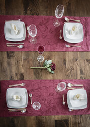 Festlich gedeckter Tisch für vier Personen, gehobener Ausblick - SARF000296